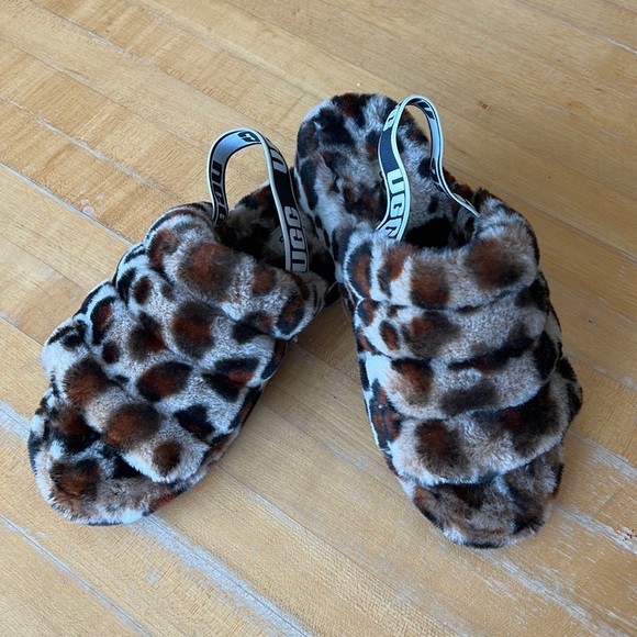UGG Slippers - Picture 1 of 4
